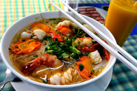 "Rice noodle with seafood" and mango shake... yummy!